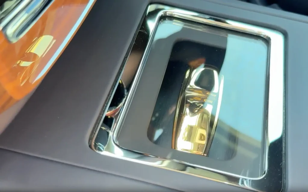 The Rolls-Royce Goldfinger - or Phantom Goldfinger, which is its official denomination - is a love letter to James Bond and the 007 saga