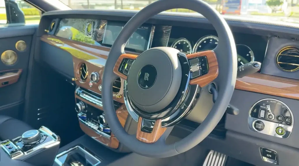 The Rolls-Royce Goldfinger - or Phantom Goldfinger, which is its official denomination - is a love letter to James Bond and the 007 saga